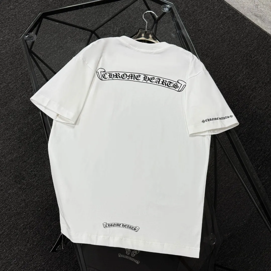 P170 Chrome Hearts Chrome Hearts 25 high-end versions. The fabric is made of 300 grams of high-density pure cotton. It does not deform or shrink. It has three labels. It is the same style for men and women. Technology: Digital printing. Color: White. Black. SIZE: S-XL.